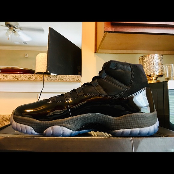 Air Jordan 11 Cap & Gown Men sz- 10.5 - Picture 4 of 7